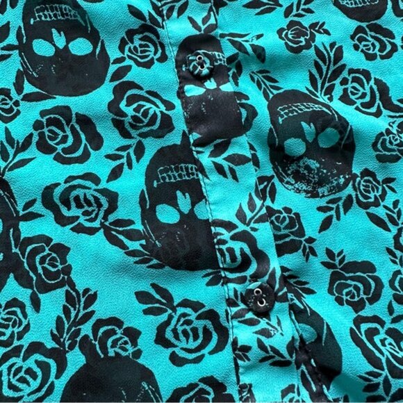 Torrid | Blue & Black Skull Print Chiffon Short Sleeve Blouse | Size 0 - Picture 6 of 12